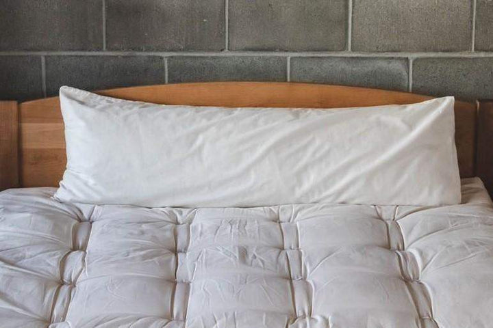 Almohada corporal Holy Lamb Organics, confort natural, relleno de lana premium, tamaño completo.